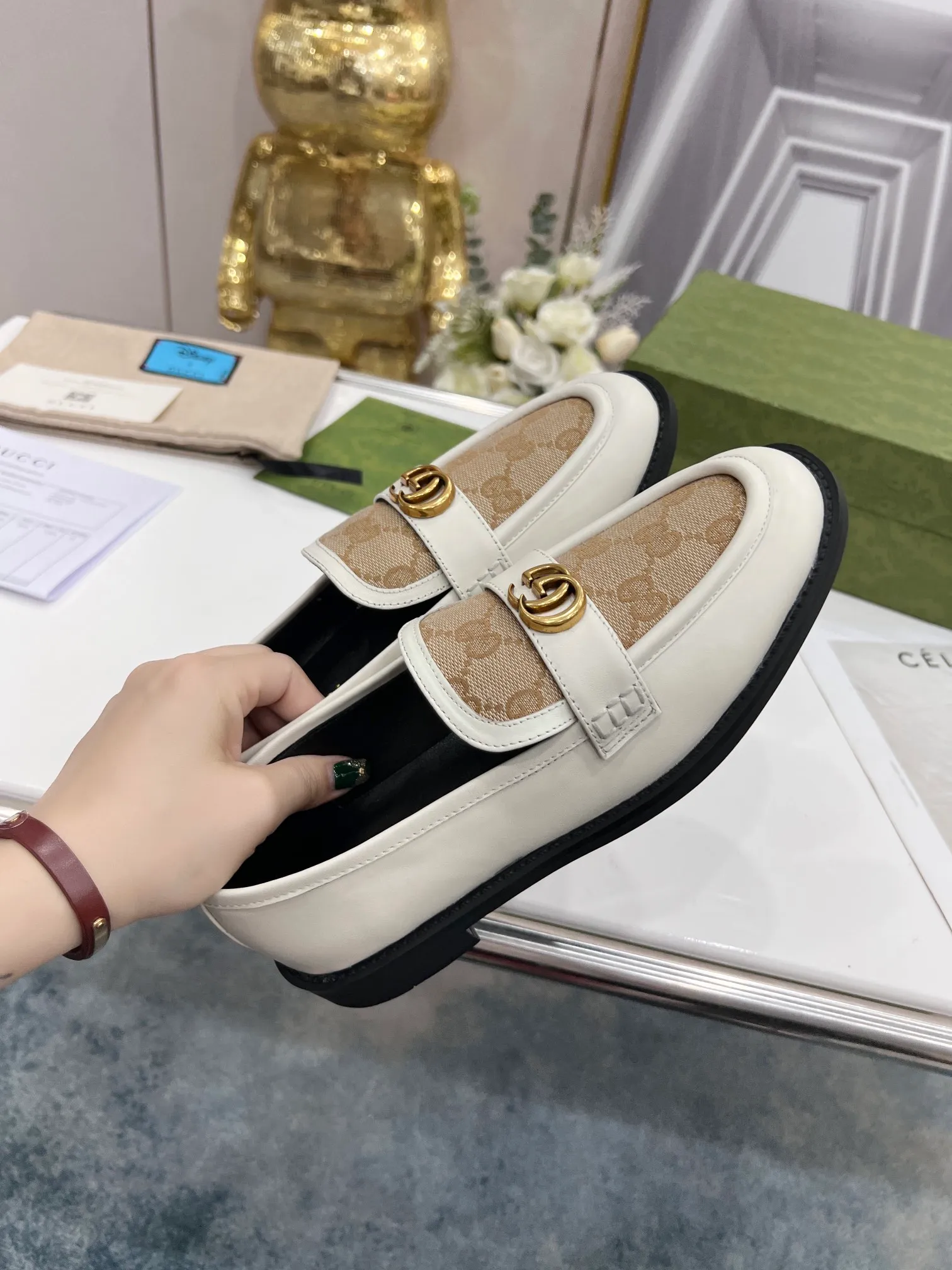 👟👟Ex-factory price 440👟👟 2022 new G family classic design loafers, made of V-shaped quilted effect leather, double G monogram evolved from Gucci, calf leather, mixed sheepskin lining, heel height 1.5 cm, original molded wear-resistant Tpu outsole. Code number 35-42,